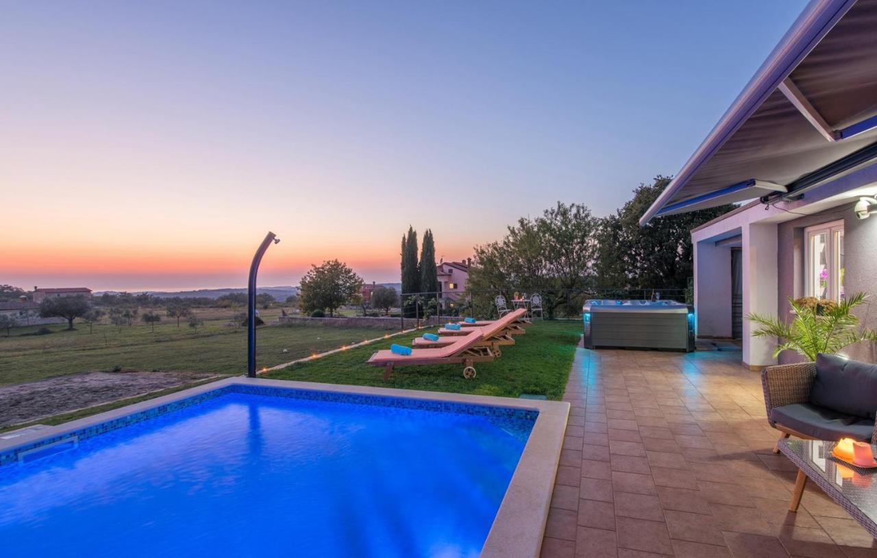 Modern Villa Di Rovigno With Pool, Hot Tub And Sea View Rovinjsko Selo Eksteriør bilde