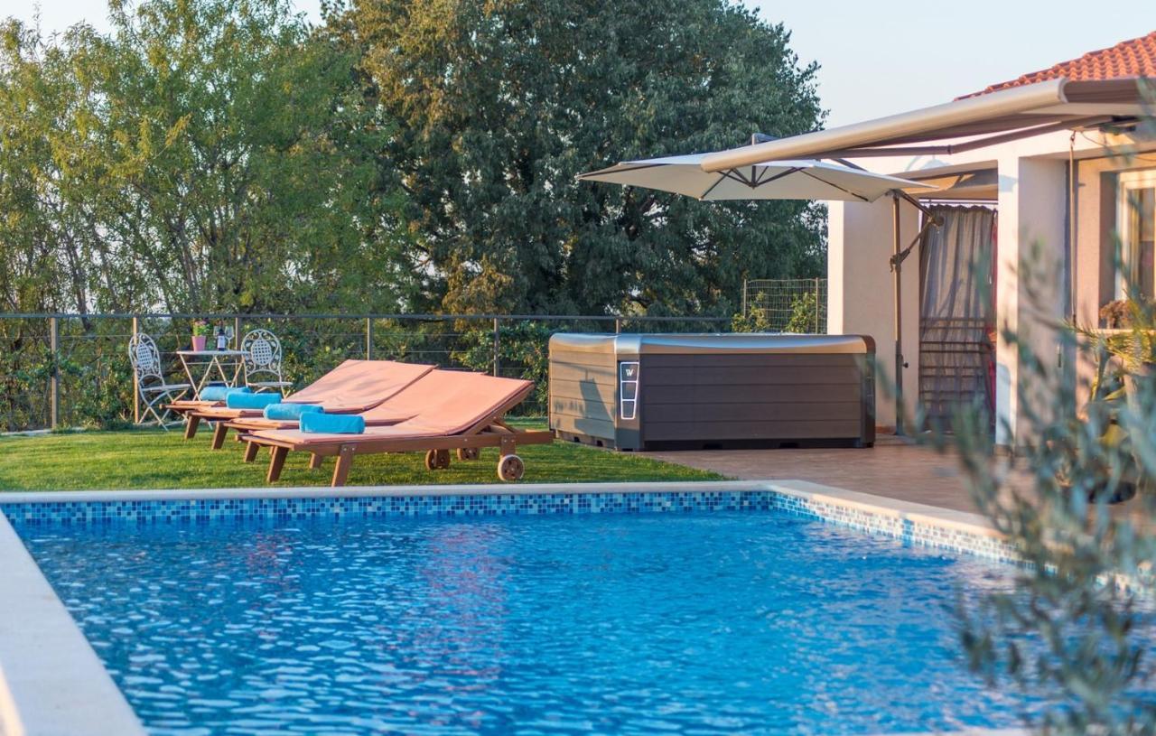 Modern Villa Di Rovigno With Pool, Hot Tub And Sea View Rovinjsko Selo Eksteriør bilde
